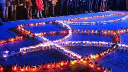 В Черкассах на Соборной площади зажгли герб Украины