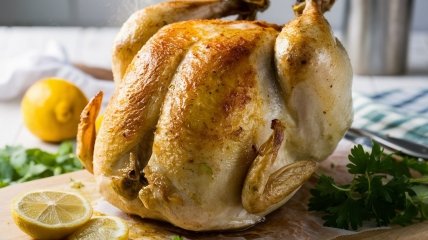 Запеченная курица станет отличным вариантом обеда или ужина (изображение создано с помощью ИИ)