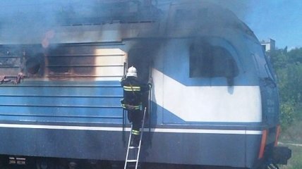 Запорожская область: движение поездов перекрыли из-за пожара (Фото) 
