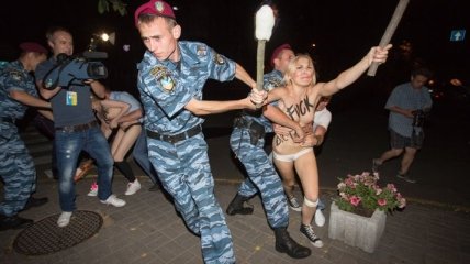 FEMEN устроили ночную облаву на Лукашенко