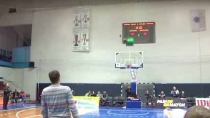 Баскетбольный болельщик из Запорожья попал в кольцо с центра площадки (Видео)