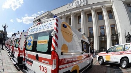 Украинских медиков снабдили новыми машинами "скорой"