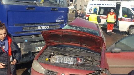 В Киеве легковушка влетела в фуру: погиб водитель