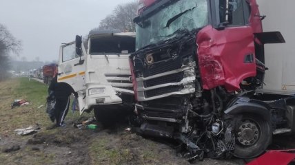 Зіткнення вантажівок "Scania" та "КамАЗ"