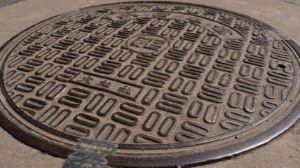В Китае установили "умные" канализационные люки