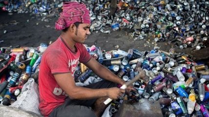 Нелегкая жизнь рабочих алюминиевого завода в Бангладеш (Фото)