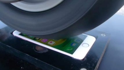iPhone 6s встретился с мотоциклом в безумном краш-тесте (Видео)