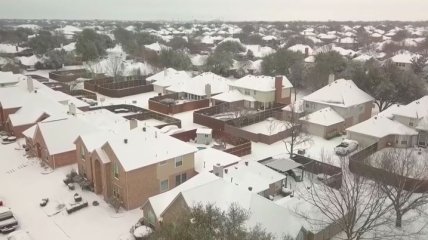 Миллионы жителей Техаса остались без света, тепла и воды из-за снежного шторма: подробности (видео)