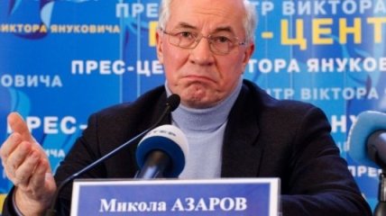 Азаров выделил 8 млн грн на снос дач, мешающих постройке