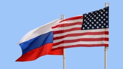 Прапори США та Росії