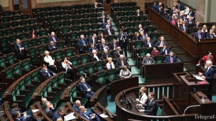 Сенат Польши поддержал снижение зарплаты депутатам