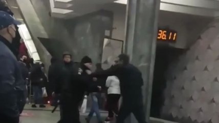 В Харькове полицейский попал в потасовку из-за масок: реакция прохожего поразила сеть (видео)