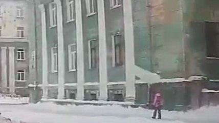 Миллиметры до верной смерти: в РФ огромная глыба льда сорвалась с крыши и чудом не зацепила школьницу (видео)