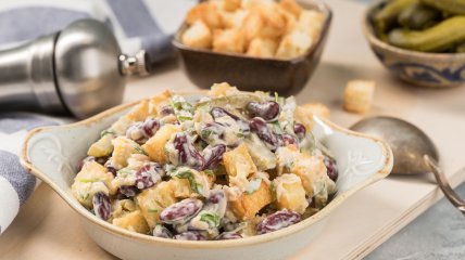 Фасолевый салат с сыром, чесноком и ржаными сухарями под майонезом — пошаговый рецепт с фото