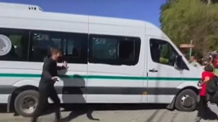 На микроавтобус с аргентинским президентом напали протестующие (видео)