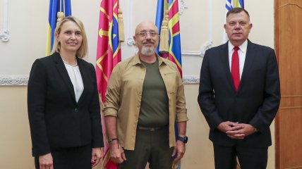 Гэррик Гармон (справа) встретился с министром обороны Алексеем Резниковым