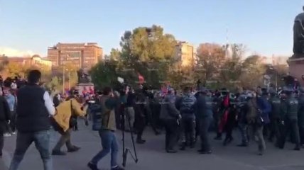 Видео, как полиция задерживает протестующих в столице Армении