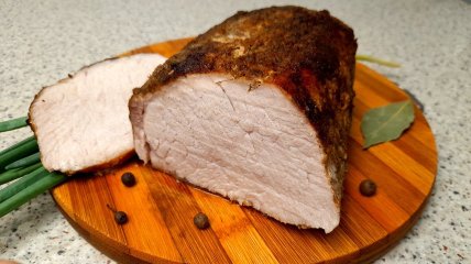 Праздничный вкус за пять минут: маринад, делающий мясо невероятным (видео)