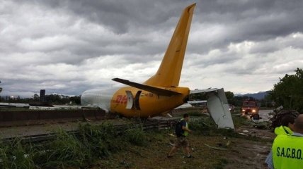 В Италии самолет перескочил взлетную полосу и упал на дорогу