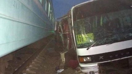 В Казахстане поезд наехал на автобус: есть жертвы