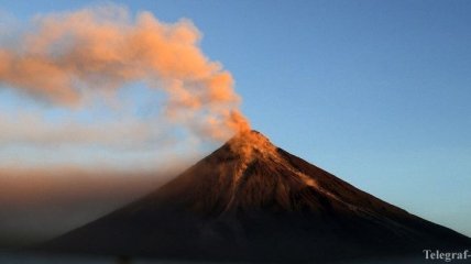Фонтаны лавы, столб дыма и пепел: на Филиппинах извергается вулкан (Фото) 