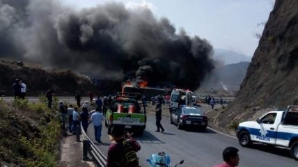 Грузовик врезался в автобус на юго-востоке Мексики: Не менее 20 погибших