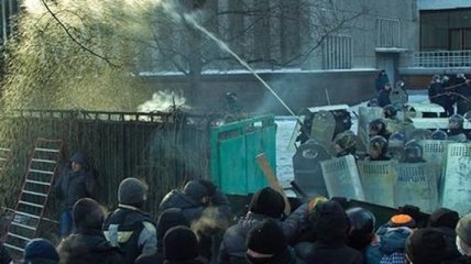 Протестующие пытались захватить в Днепропетровске здание ОГА