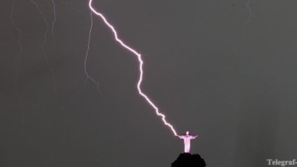Молния повредила палец статуи Христа-Искупителя в Рио-де-Жанейро