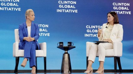 Юлия Навальная (слева) и Светлана Тихановская