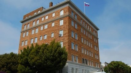Российские консулы начали вывозить вещи из консульства в Сан-Франциско