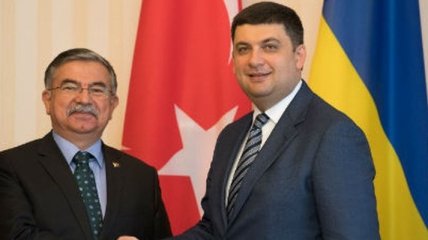 Гройсман провел встречу с министром обороны Турции