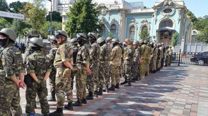 Бойцы "Донбасса" охраняют Верховную Раду от возможных терактов