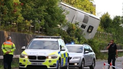 В Британии перевернулся автобус: десятки раненых, женщина родила прямо на месте ДТП