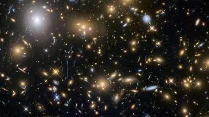 "Хаббл" показал снимок скопления галактик ранней Вселенной