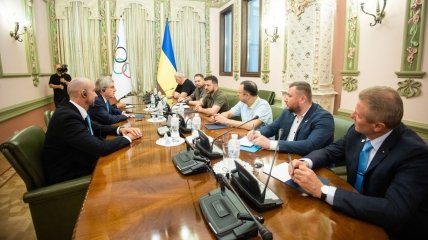 Томас Бах на зустрічі із президентом України Володимиром Зеленським