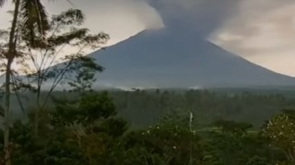 Масштабное извержения вулкана на Бали: появилось видео