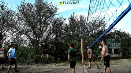 Бойцы ВСУ играют в волейбол рядом с линией фронта