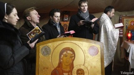 На Евромайдане "Святой Николай" и "Ангел" пронесли среди людей икону
