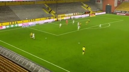 Футболист достал второй мяч, чтобы прервать атаку соперника (видео)