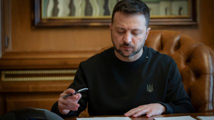 Зеленский подписал закон о штрафах за отправку унизительных сообщений сексуального характера