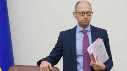 Яценюк говорит, что всех чиновников на местах нужно заменить