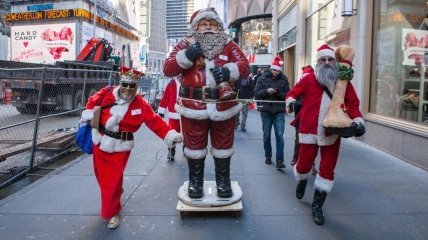Тысячи Санта-Клаусов, эльфов и оленей оккупировали Нью-Йорк
