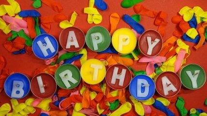 Оригинальные поздравления с днем рождения 4 апреля: стихи и открытки