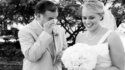 Слезы и искренняя радость отцов, впервые удививших своих дочерей в свадебных платьях (Фото)