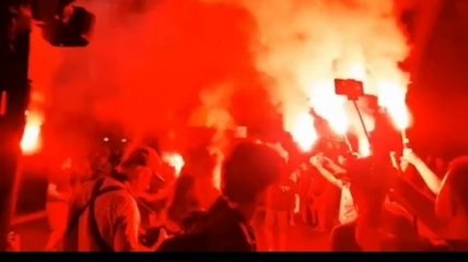 С файерами под зажигательную музыку: как проходит вечеринка под МВД по случаю отставки Авакова (видео)