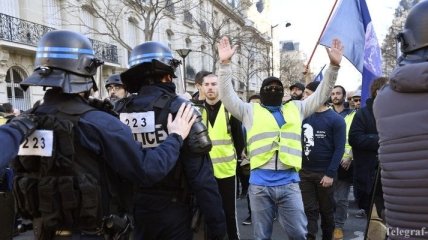 "Желтые жилеты" во Франции собрались на 15-ю акцию протестов (Фото)