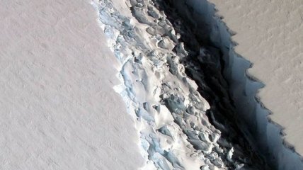 Гигантский провал в Антарктиде продолжает увеличиваться