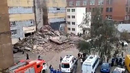 В Москве на припаркованные автомобили обрушилось здание (Видео)