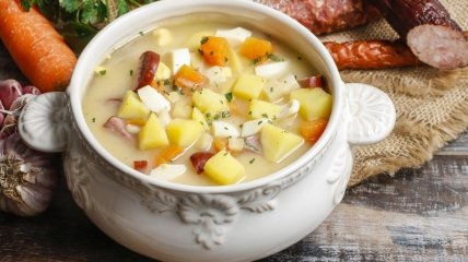 Кабачковий суп з ковбасою та плавленими сирками