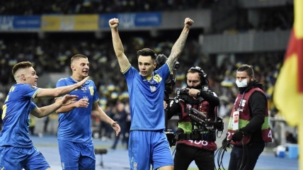 Николай Шапаренко празднует гол в ворота сборной Франции